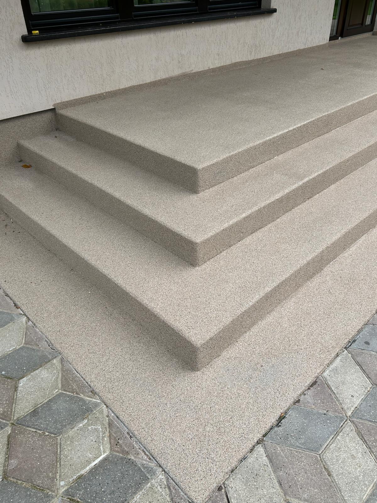 Ārējo kāpņu apdare ar krāsaino kvarcu pārklājumu 0.8-1.2 mm.